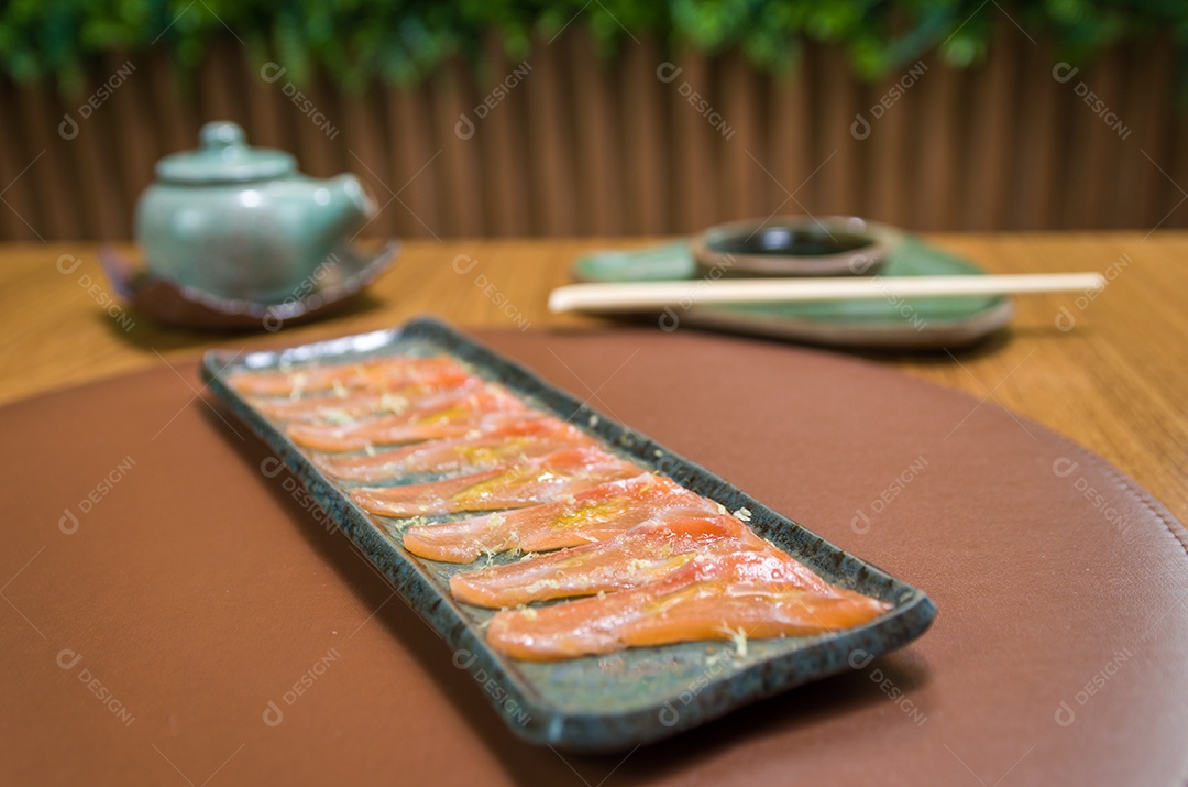 Delicioso sashimi de atum premium disposto em uma elegante travessa artesanal.