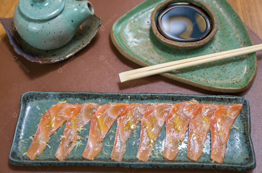 Delicioso sashimi de atum premium disposto em uma elegante travessa artesanal.