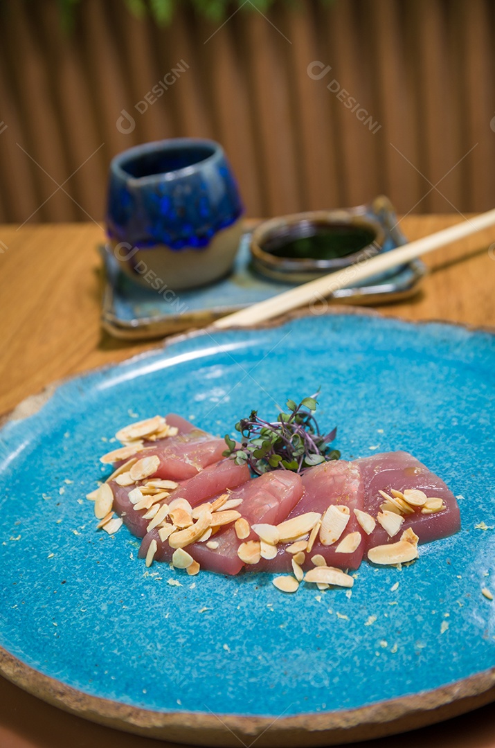 Delicioso sashimi de atum premium disposto em uma elegante travessa artesanal.
