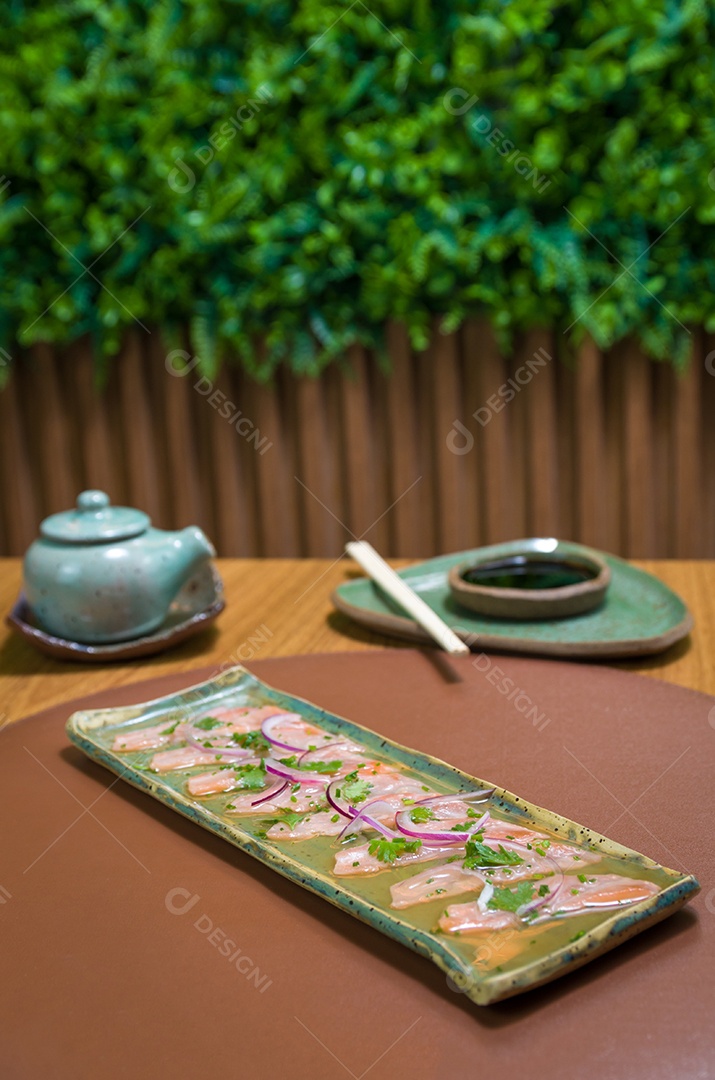 Deliciosos sashimis de salmão premium dispostos em uma elegante travessa artesanal.