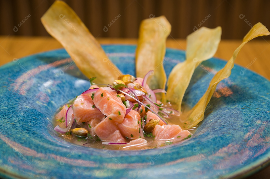 Delicioso ceviche de salmão com legumes, especiarias e limão em um prato na mesa. vista superior horizontal de cima