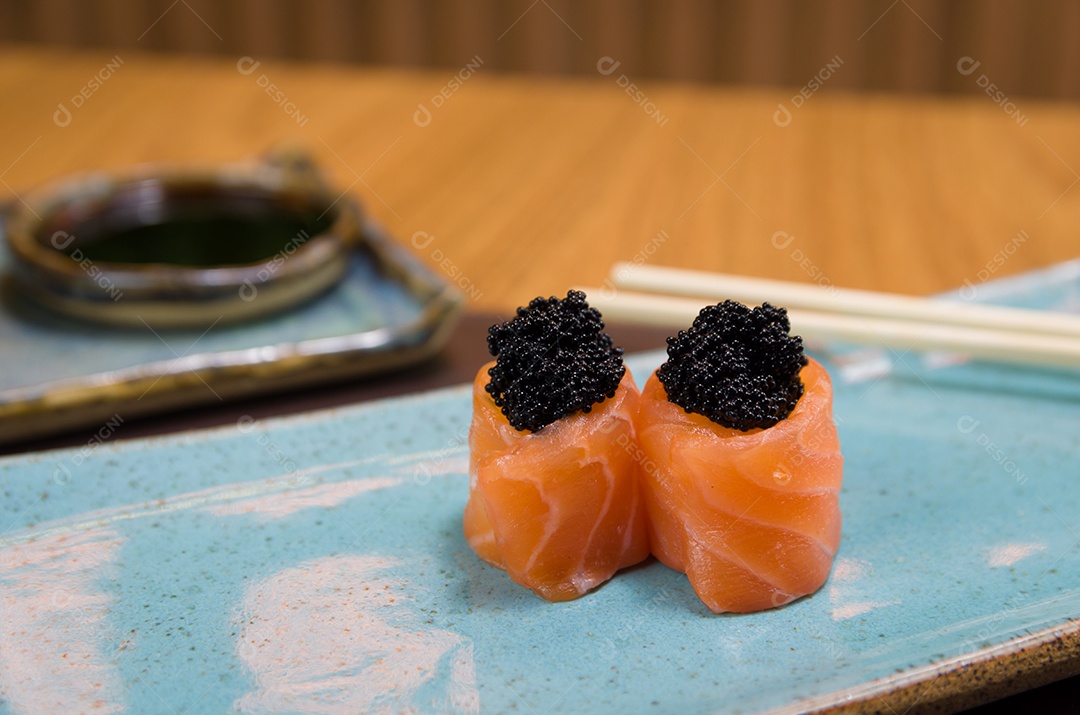 Combinado de diferentes sushis japoneses em um elegante prato