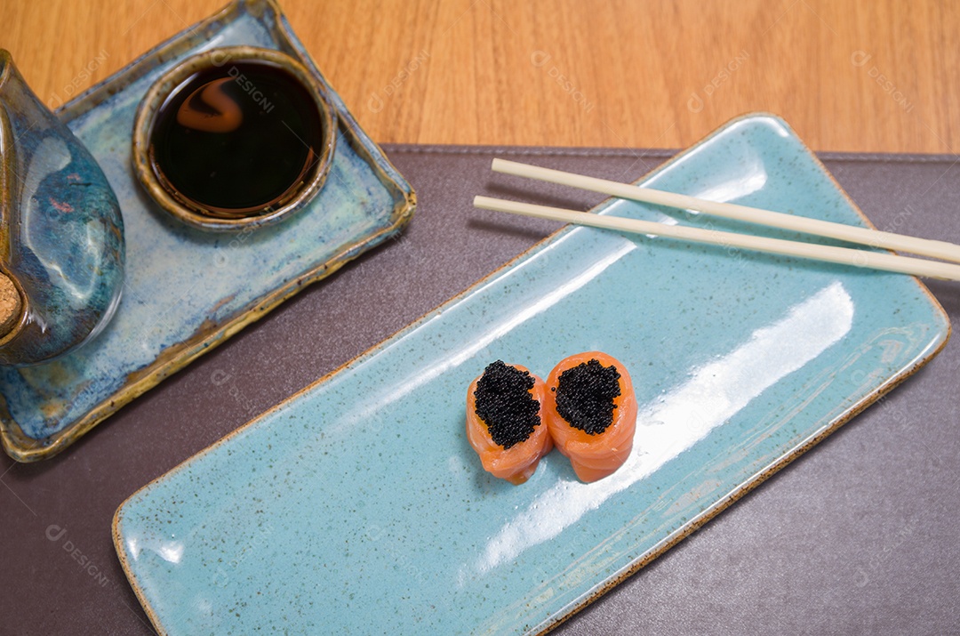 Combinado de diferentes sushis japoneses em um elegante prato