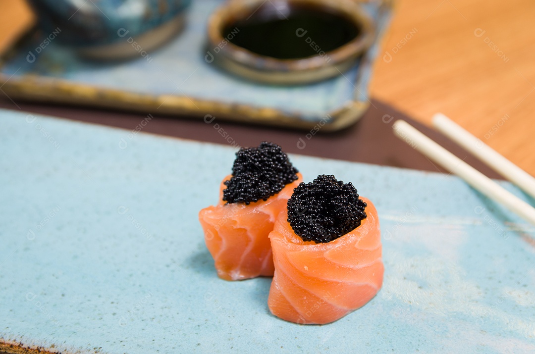 Combinado de diferentes sushis japoneses em um elegante prato