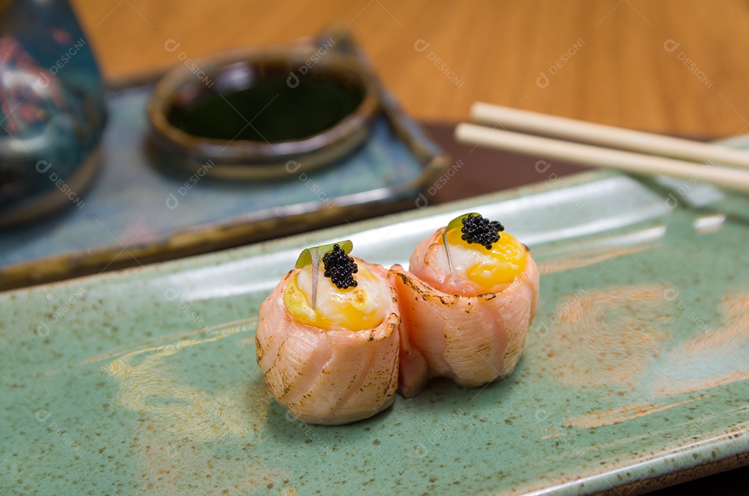 Combinado de diferentes sushis japoneses em um elegante prato