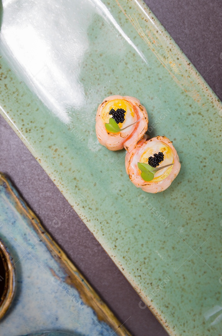 Combinado de diferentes sushis japoneses em um elegante prato