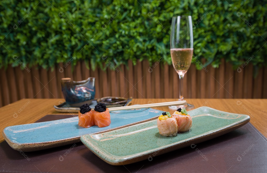 Combinado de diferentes sushis japoneses em um elegante prato azul.