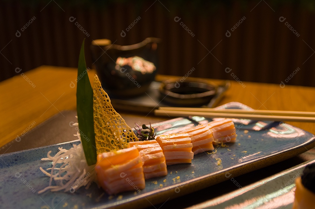 Combinado de diferentes sushis japoneses em um elegante prato