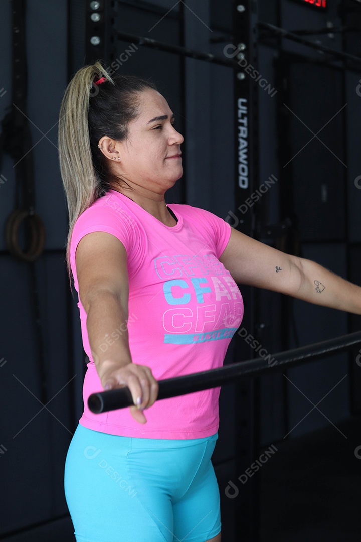 Linda mulher loira fazendo exercícios sobre uma academia