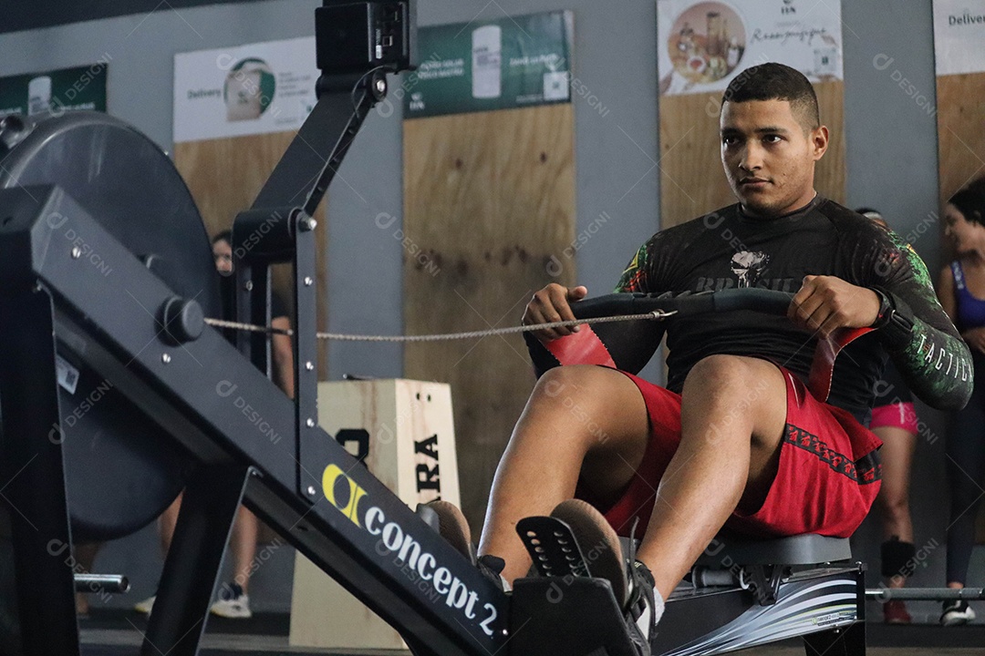 Lindo homem fazendo exercícios sobre uma academia