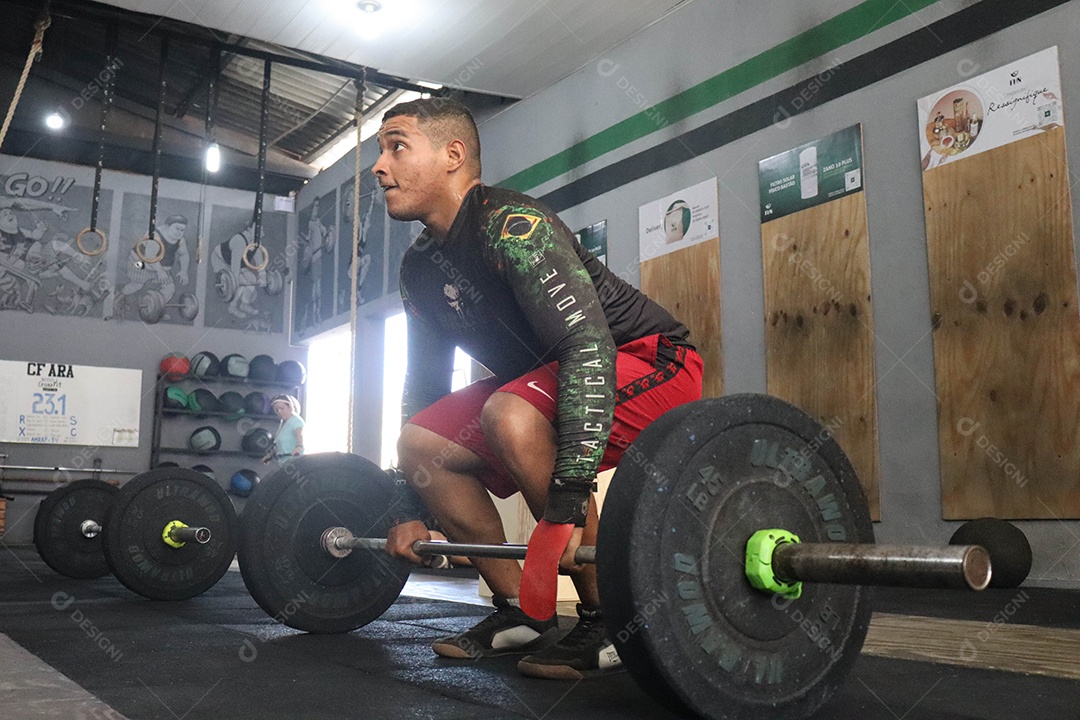 Lindo homem fazendo exercícios sobre uma academia