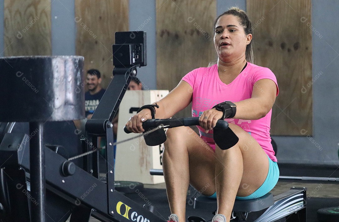 Linda mulher loira fazendo exercícios sobre uma academia
