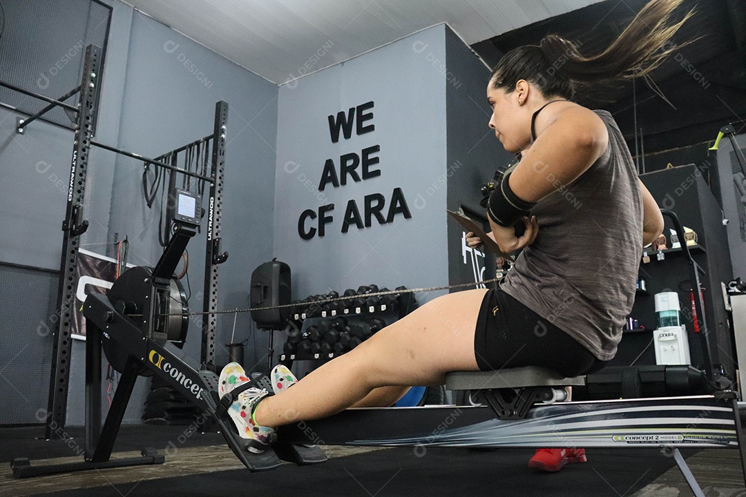 Linda mulher fazendo exercícios sobre uma academia