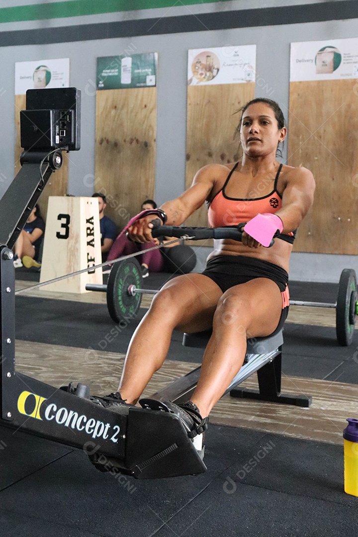 Linda mulher fazendo exercícios sobre uma academia