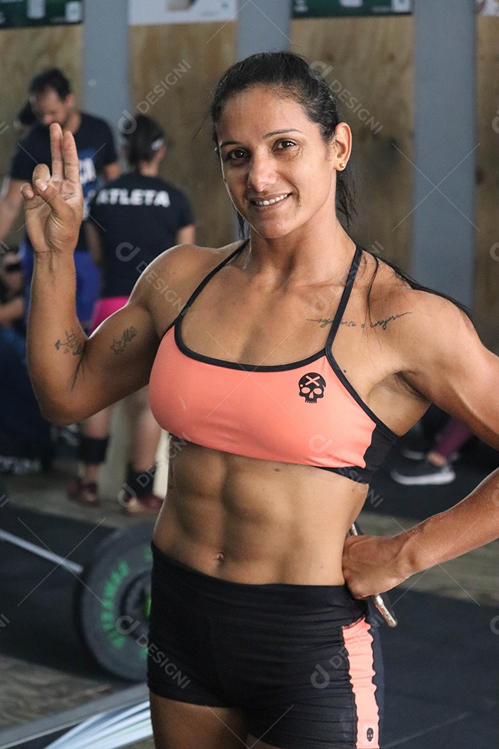 Linda mulher fazendo pose sobre uma academia