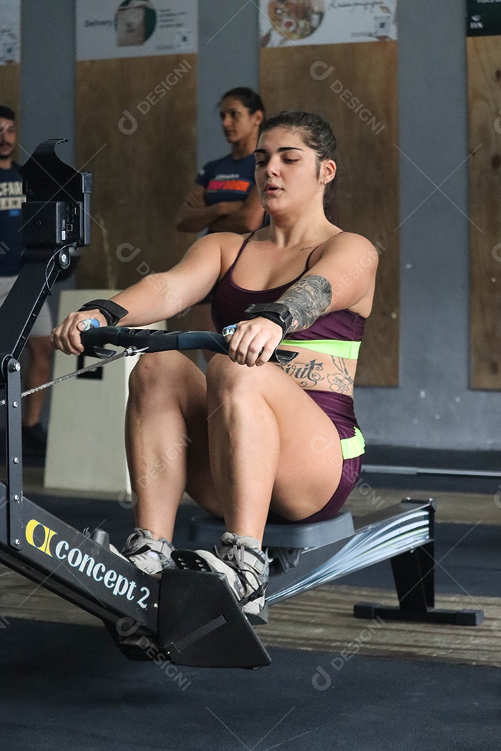 Linda mulher fazendo exercícios sobre uma academia