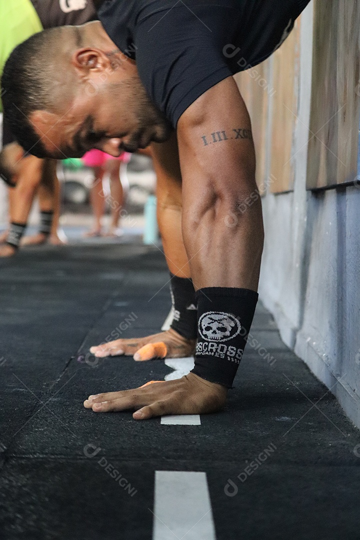Belos homens fazendo flexão sobre uma academia
