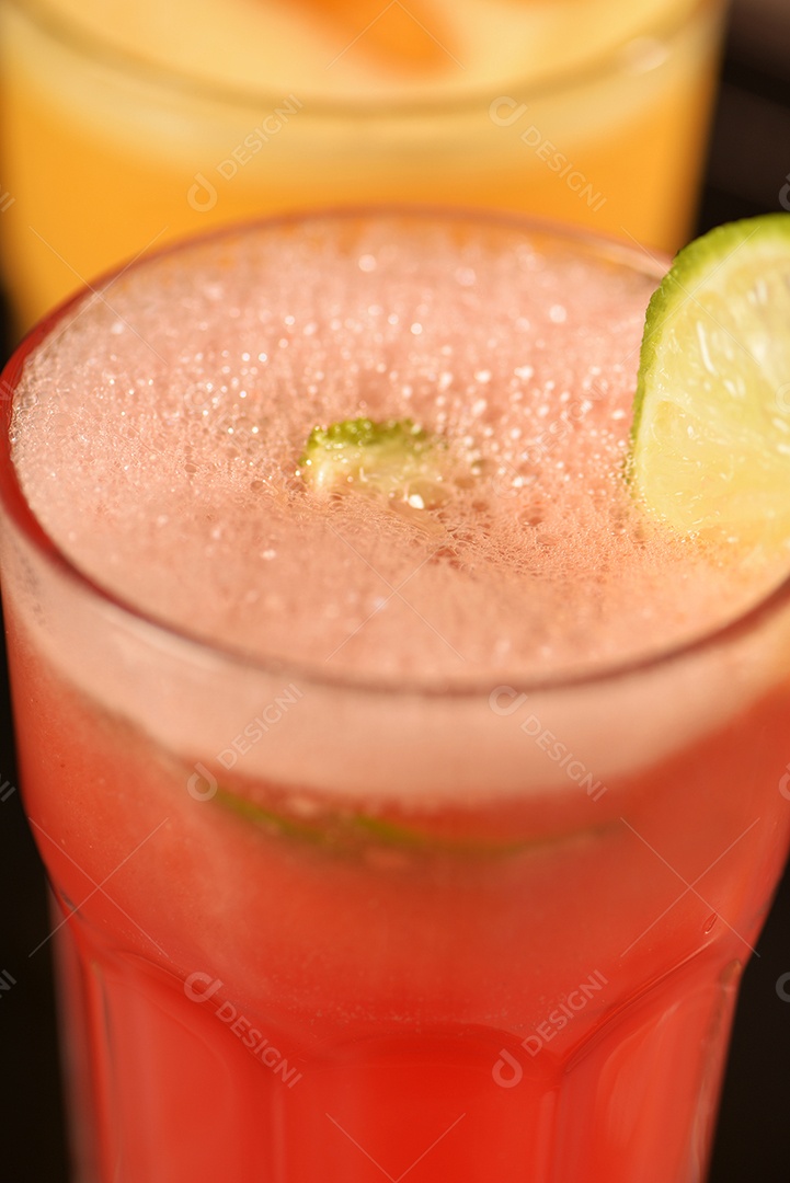 Suco vermelho e laranja