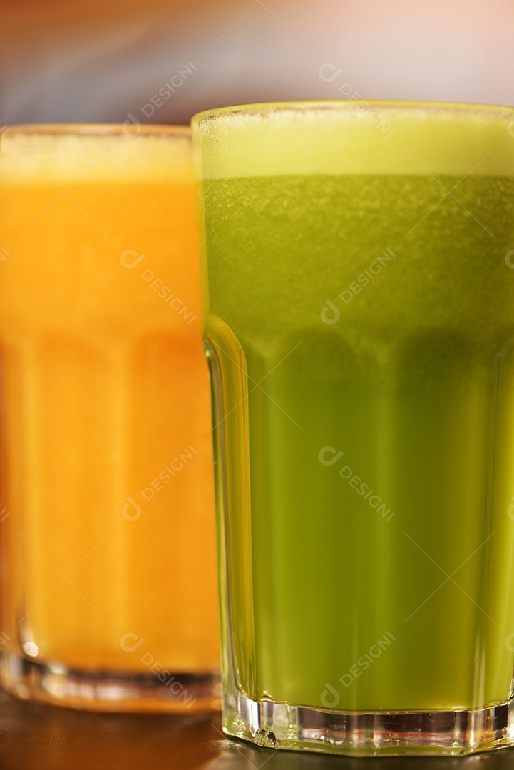 Suco verde e suco de laranja