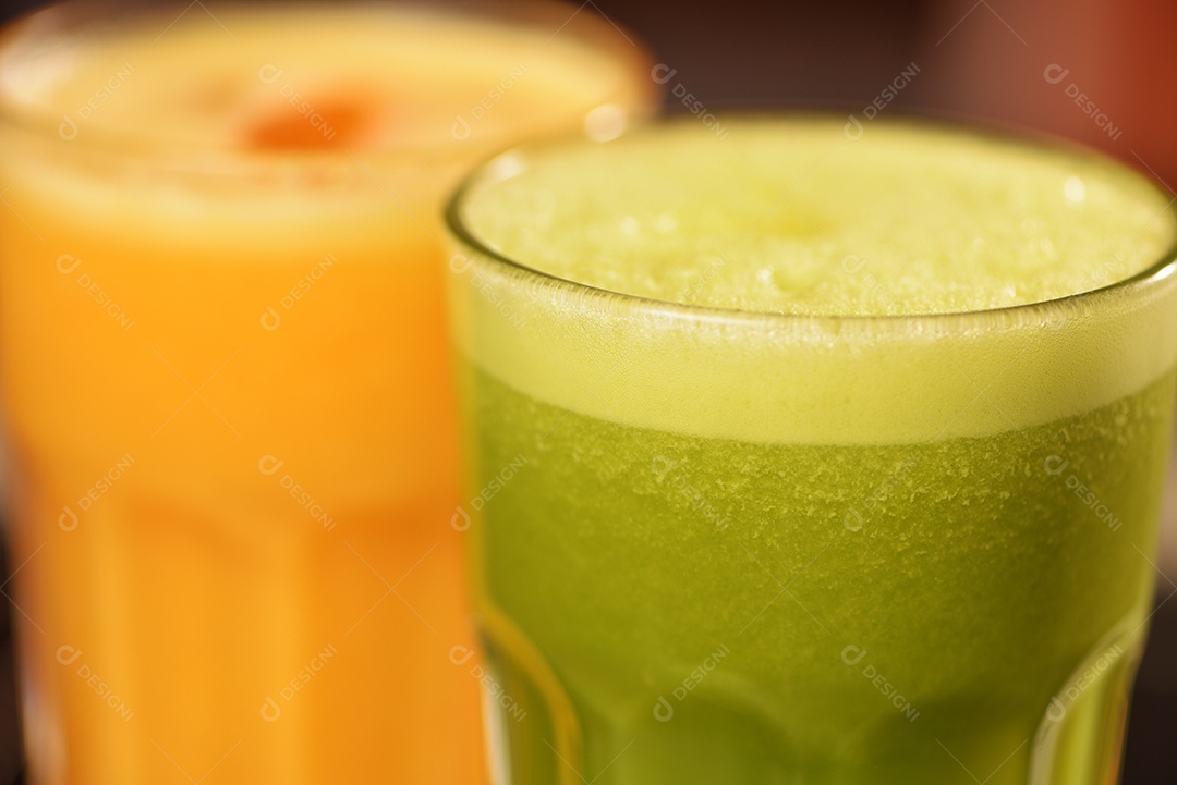 Suco verde e suco de laranja