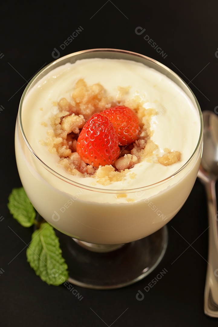 Frapê de creme com morango e nozes