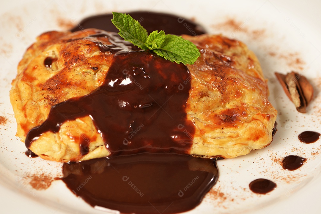 Massa folhada com recheio de chocolate e folha de menta com canela