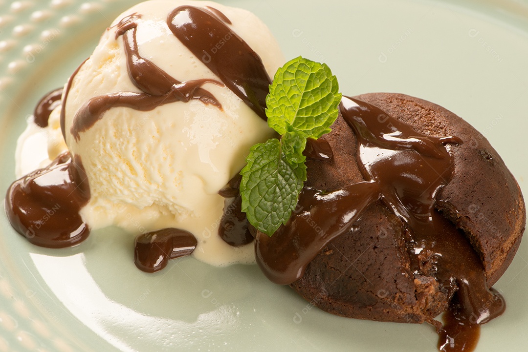 Petit gateau com folha de hortelã