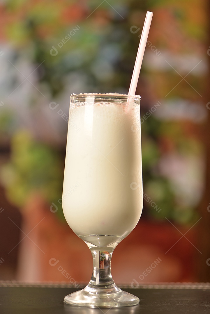 Coquetel de coco com canela e açúcar cristalizado