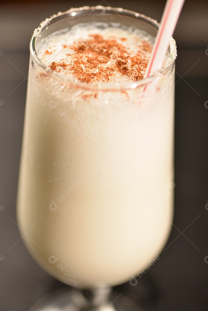 Coquetel de coco com canela e açúcar cristalizado