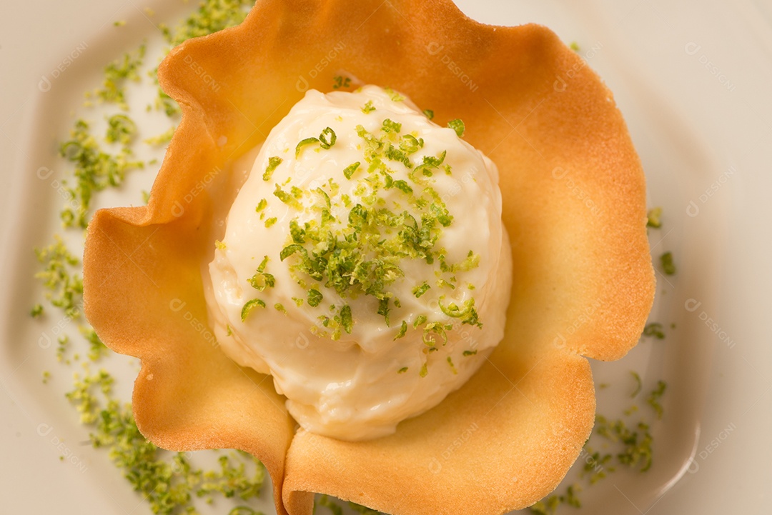 Deliciosa mousse de limão com raspas de limão