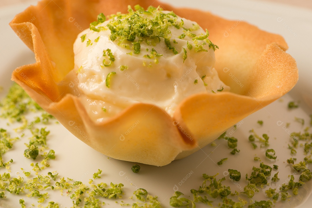 Deliciosa mousse de limão com raspas de limão