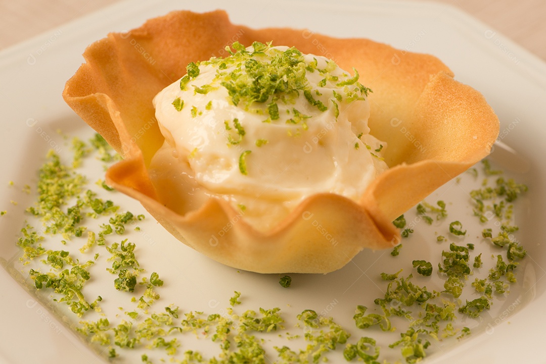 Deliciosa mousse de limão com raspas de limão