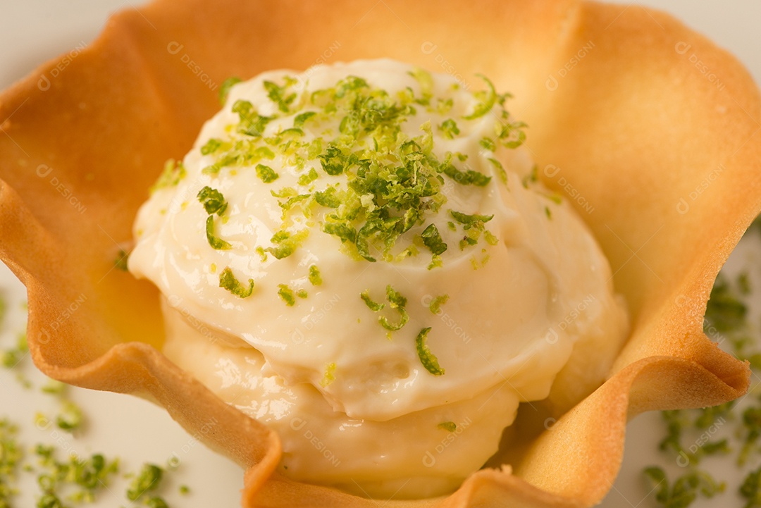 Deliciosa mousse de limão com raspas de limão