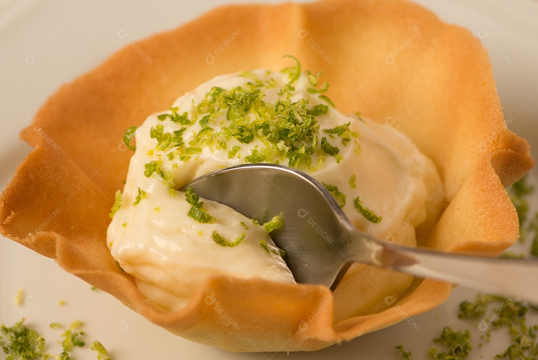 Deliciosa mousse de limão com raspas de limão