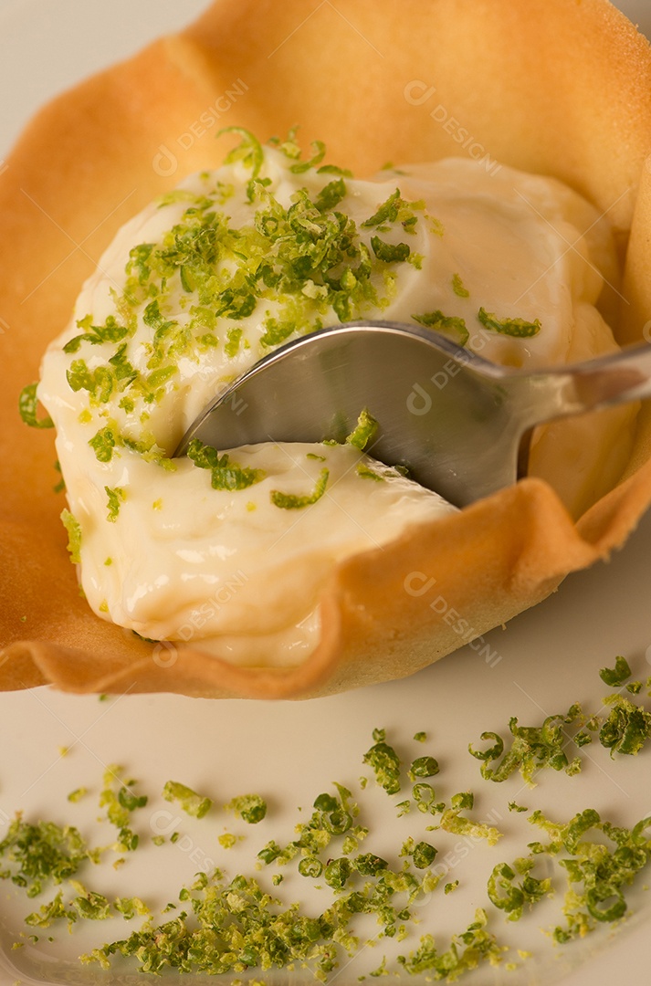 Deliciosa mousse de limão com raspas de limão