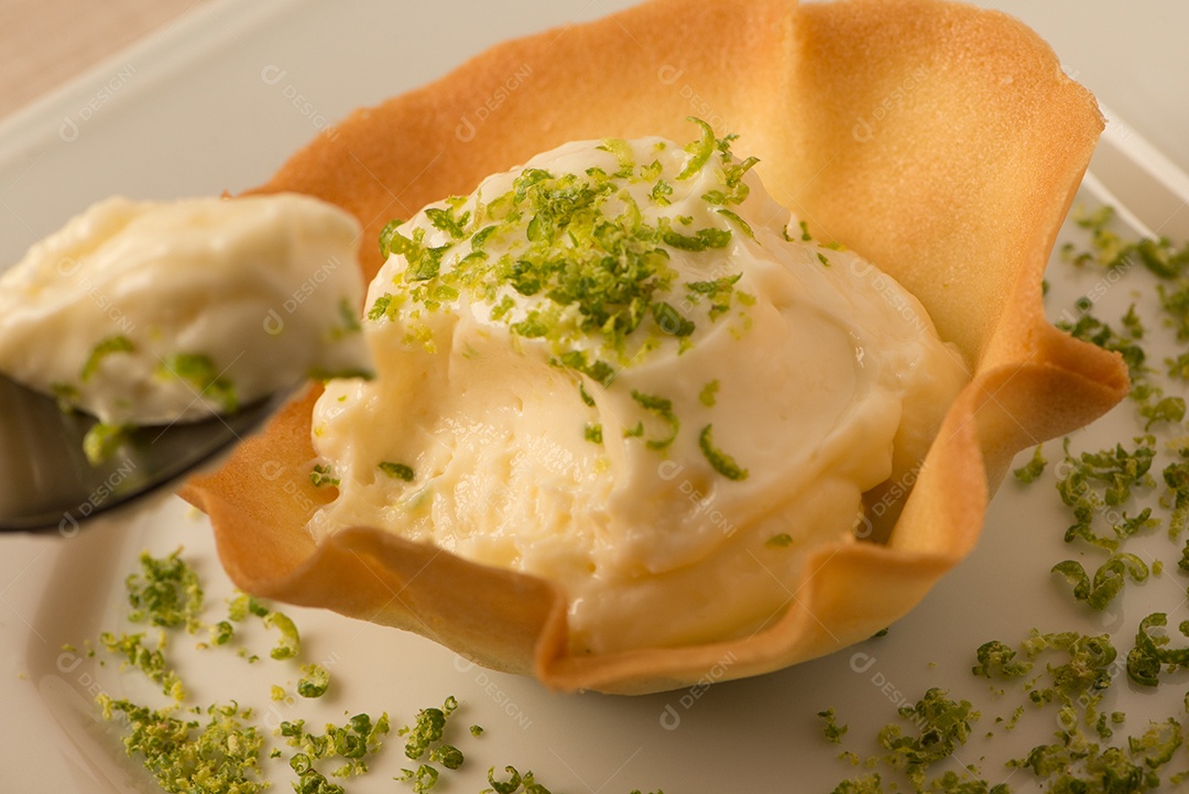 Deliciosa mousse de limão com raspas de limão