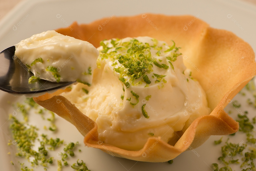 Deliciosa mousse de limão com raspas de limão