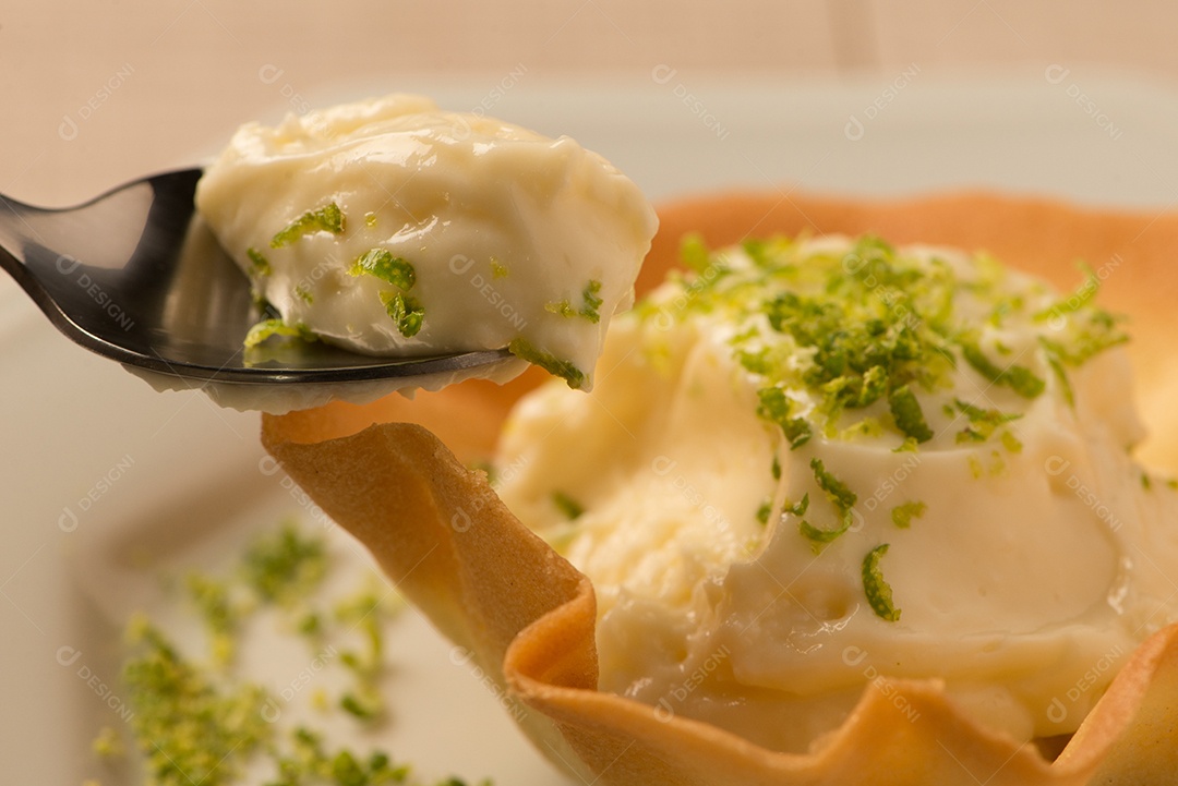 Deliciosa mousse de limão com raspas de limão