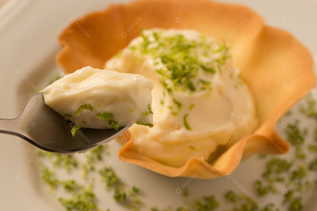 Deliciosa mousse de limão com raspas de limão