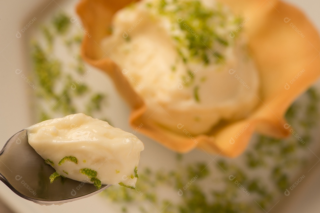 Deliciosa mousse de limão com raspas de limão