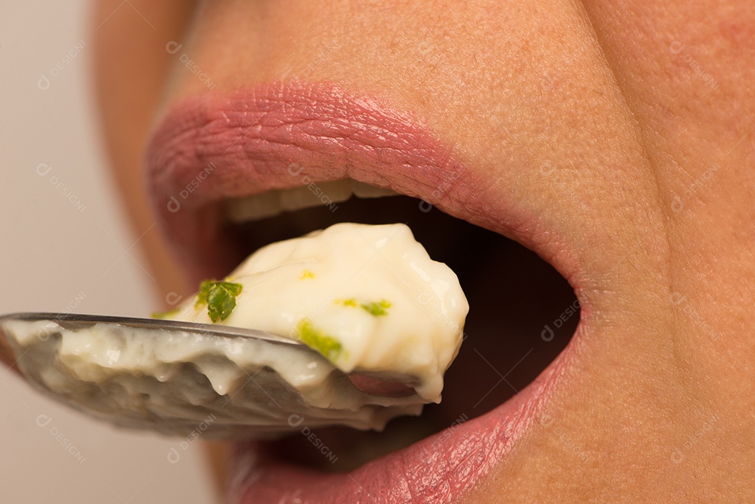 Boca comendo mousse de limão