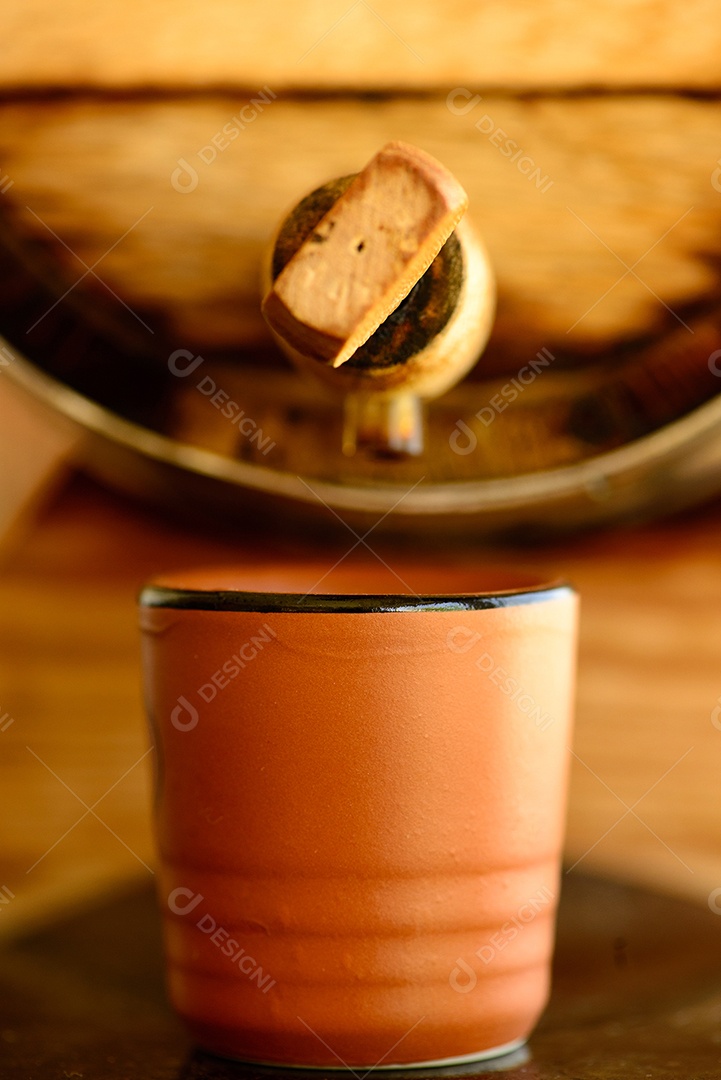 Barril pequeno com cachaça e faiança