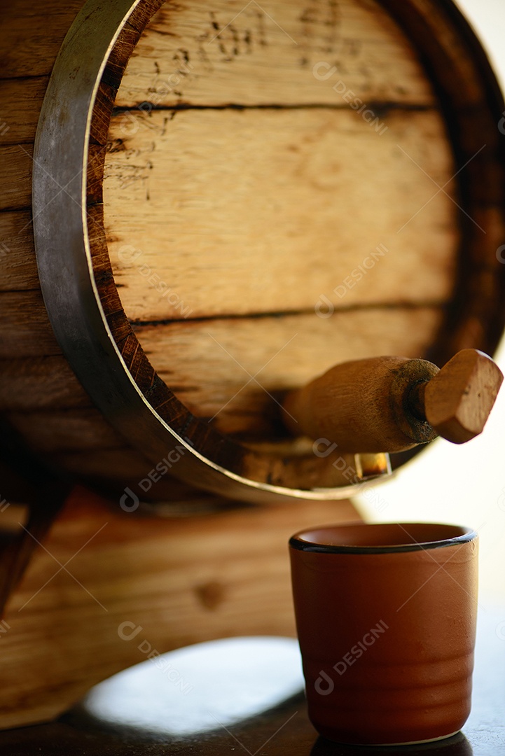 Barril pequeno com cachaça e faiança