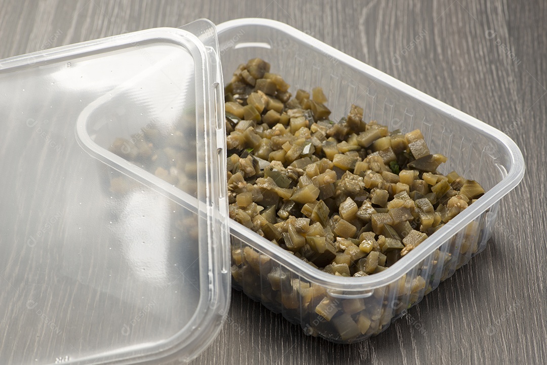 Pequenos pedaços de berinjela na marmita