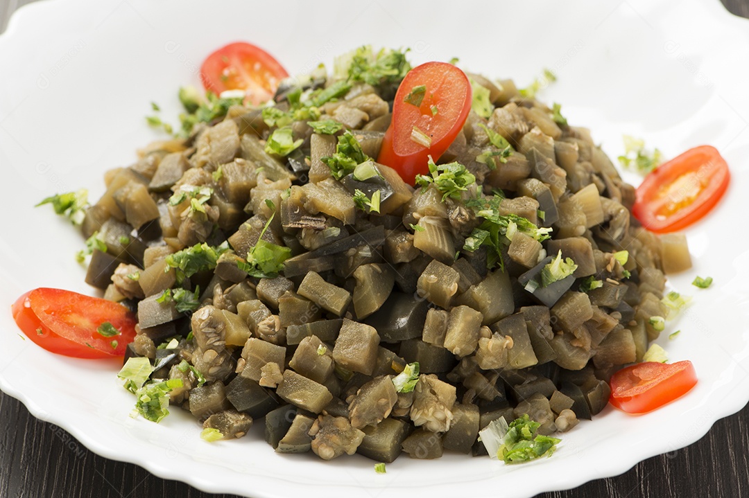Berinjela cozida e picada com cheiro verde e tomate cereja