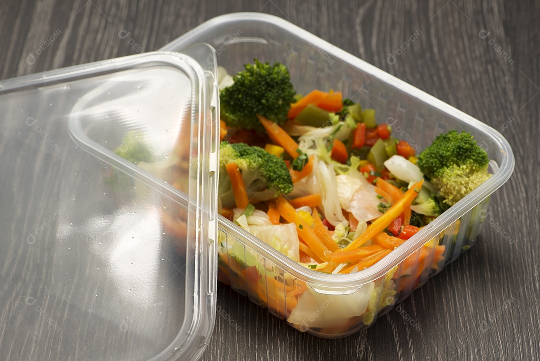 Cenouras, vagens e brócolis cozidos com alface e pimentão vermelho