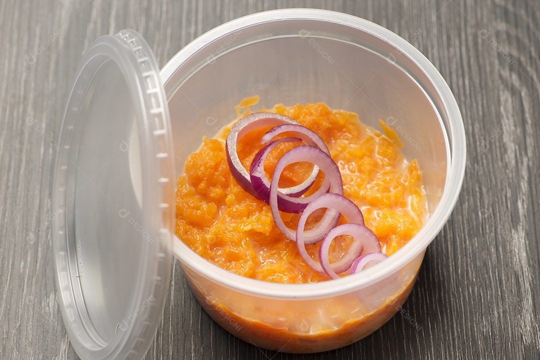 Creme de cenoura com cebola roxa