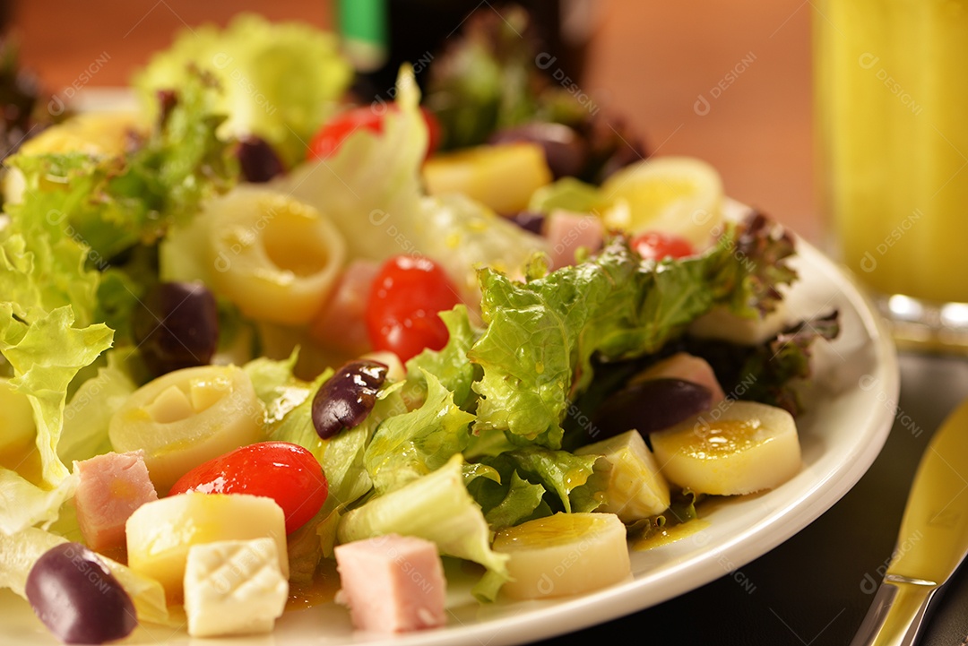 Salada de alface, tomate cereja, palmito, queijo fresco