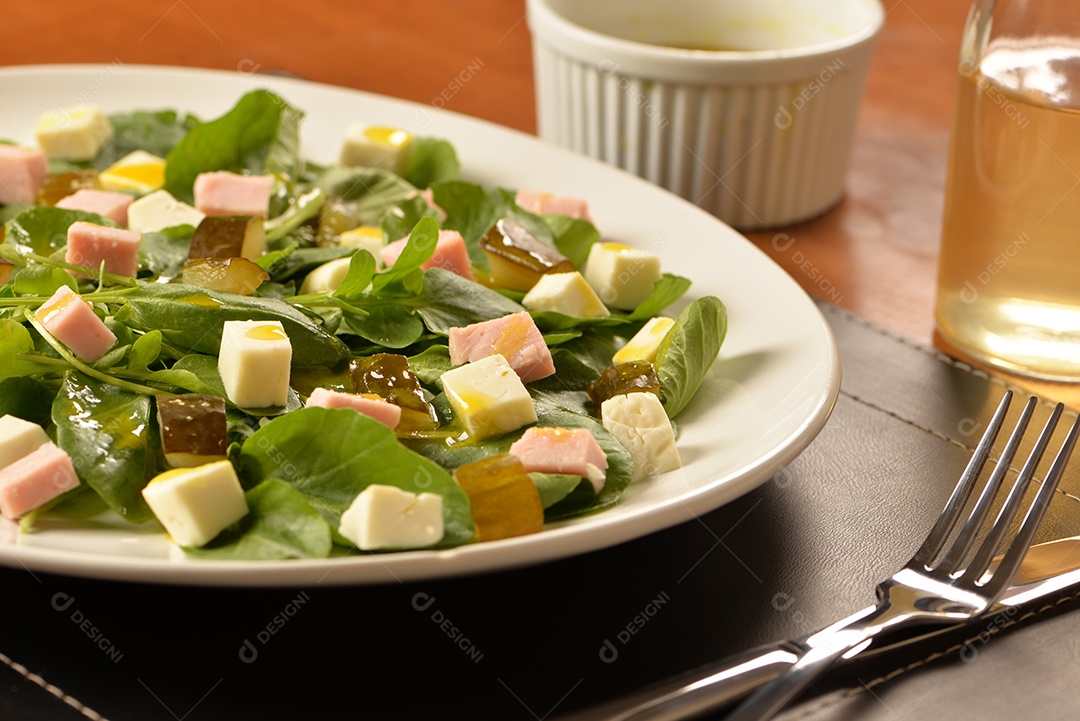 Salada verde com queijo fresco, fiambre e picles de pepino