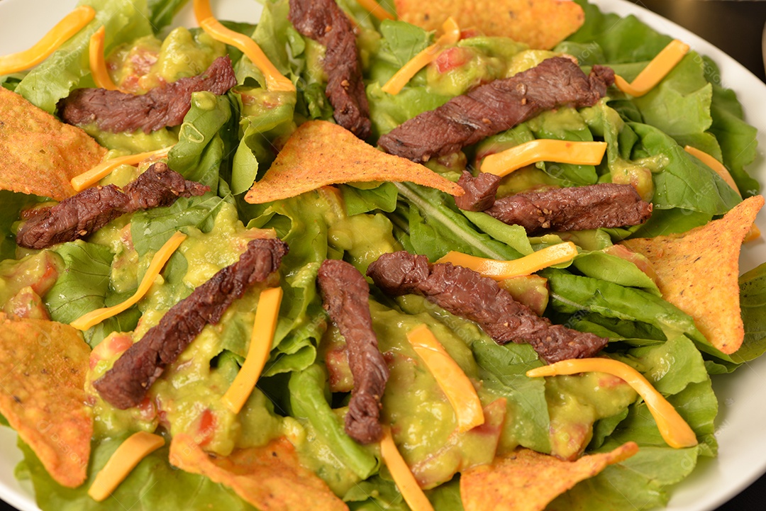 Salada, filé mignon e chips de tortilla